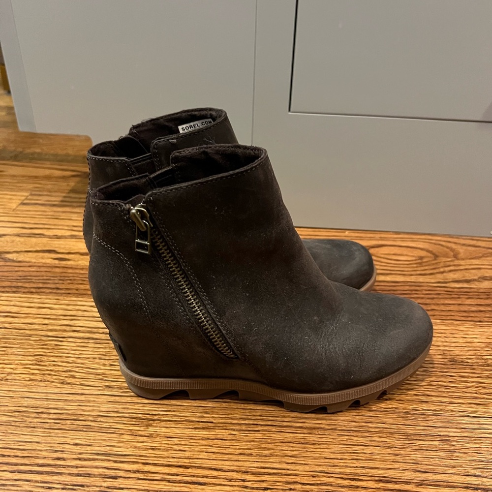 Sorel Joan of Arctic Wedge Boot in Brown, size 8